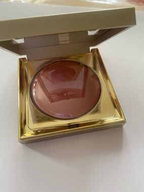 “Lightweight, highlighter with a bouncy-to-the-touch texture” Incandenscence